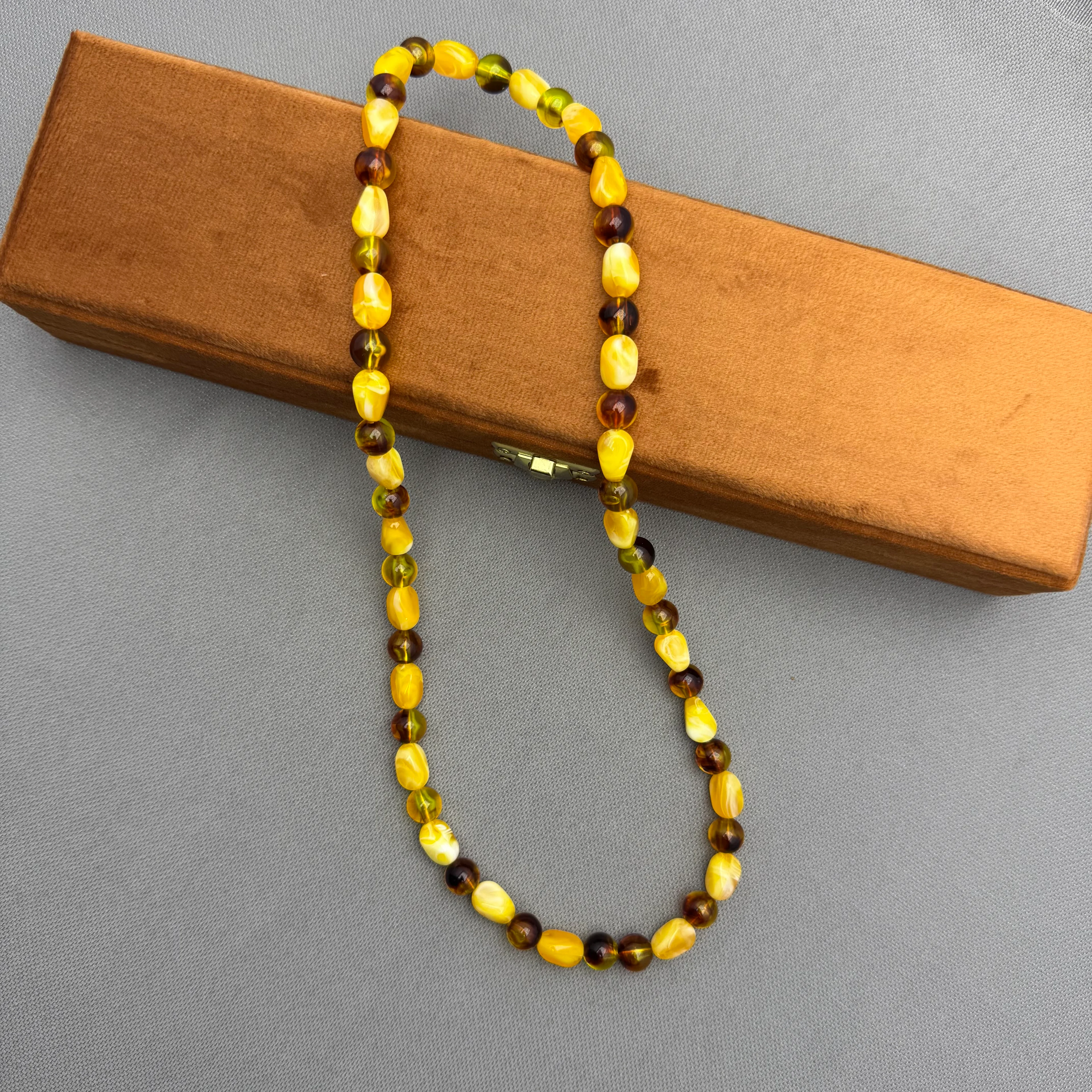 Hareli Sıkma Kehribar Aralıklı Suda Batmaz Mügellef Damla Kehribar Yetişkin Kolye